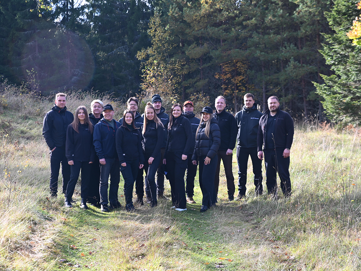 “Baltu Koks” darbinieki saliedēšanās pasākumā 2025. gada oktobrī