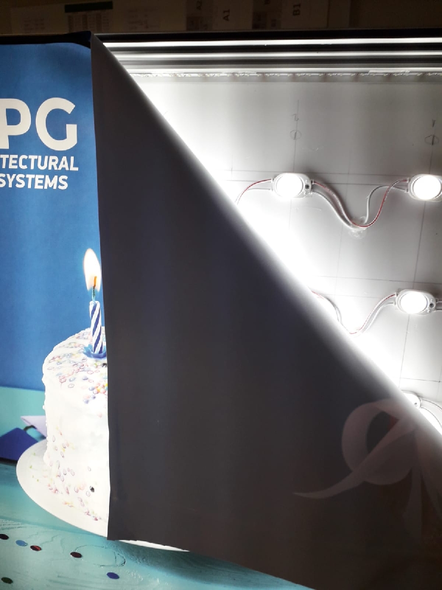 Apg.uzlex.eu izkārtnes gaismas stendi skatlogiem gaismas stendi interjeriem izstāžu gaismas stendi  gaismas piloni