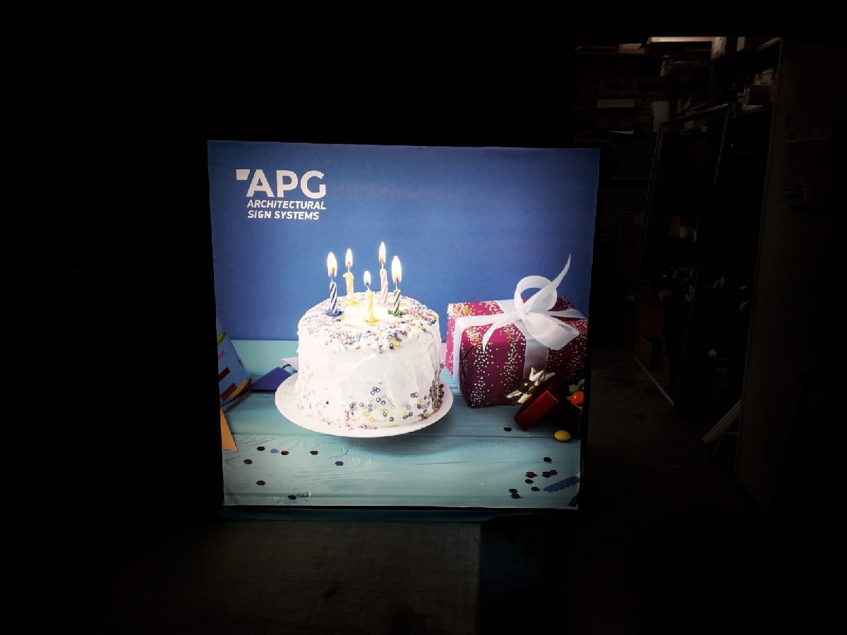 Apg.uzlex.eu izstāžu dizains gaismas stendi saliekamas alumīnija konstrukcijas prezentāciju stends roll up roll up sistēma stendi reklāmas akcijām