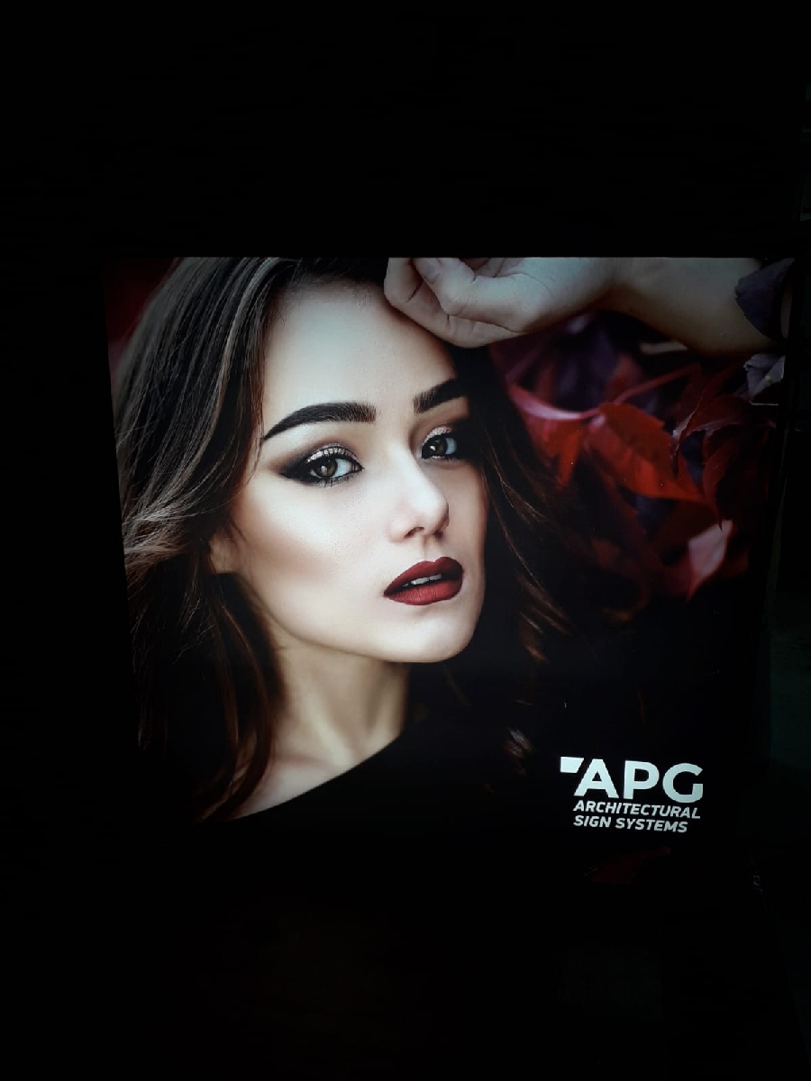 Apg.uzlex.eu izstāžu piloni lielformāta saliekamie gaismas stendi gaismas kubi gaismas banneri gaismas objekti izstāžu stendi konferenču stendi