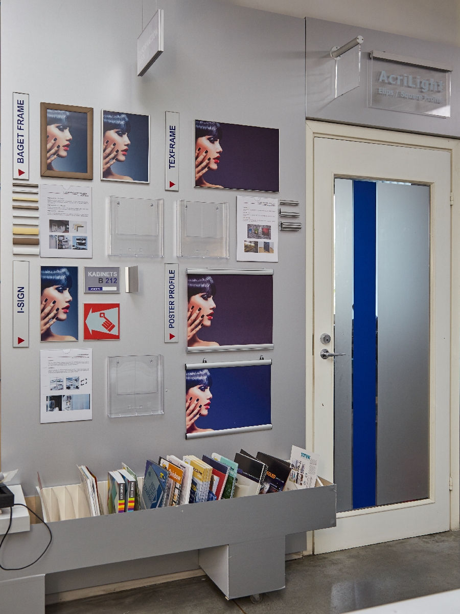 Apg.uzlex.eu ārējā reklāma dizains interjeru noformēšana mēbeļu elementi stendi gaismaas kastes