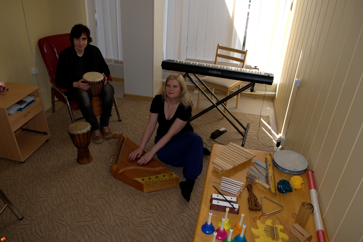 Mūzikas terapija, mūzikas terapeits, mākslas terapija, audiologopēds