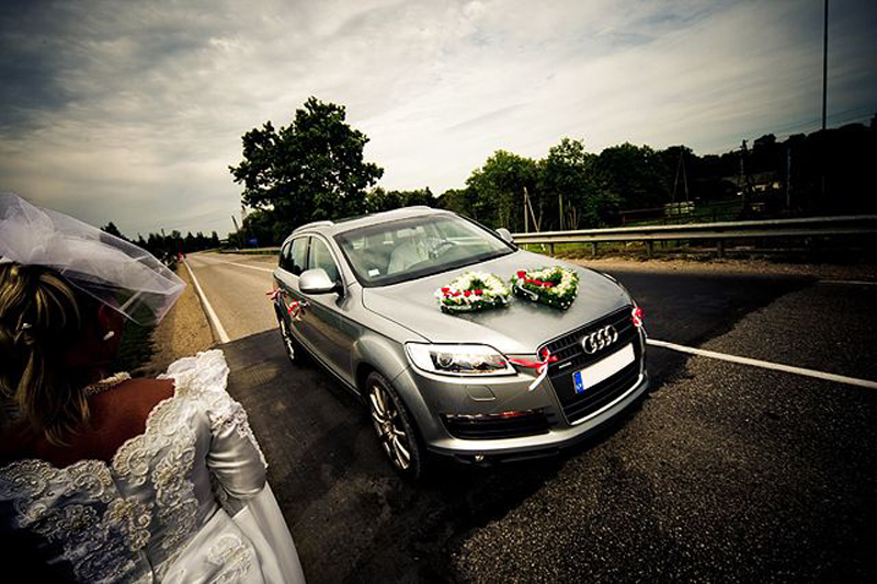 Auto pušķošana ar ziediem