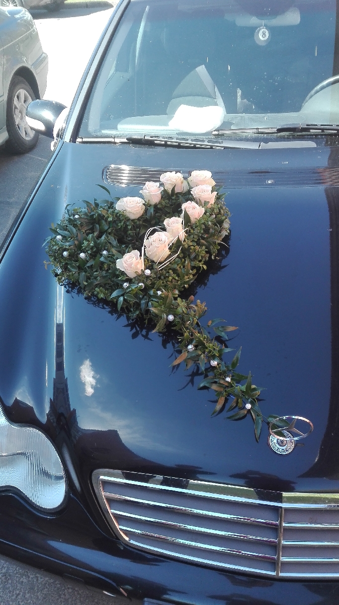 Auto ziedu rotājumi