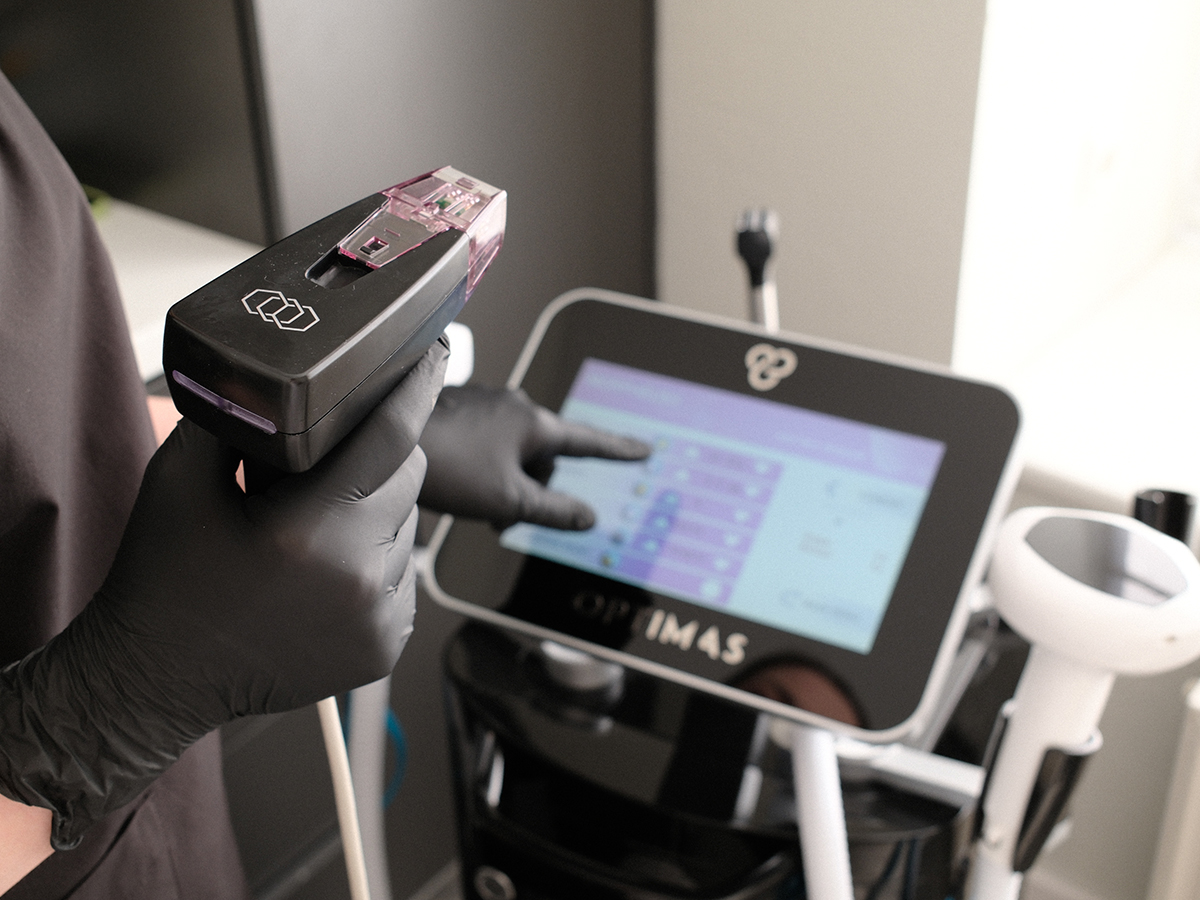 Mūsdienīga estētiskās medicīnas iekārta precīzām un drošām procedūrām, kas ļauj pielāgot iestatījumus katra klienta individuālajām vajadzībām.