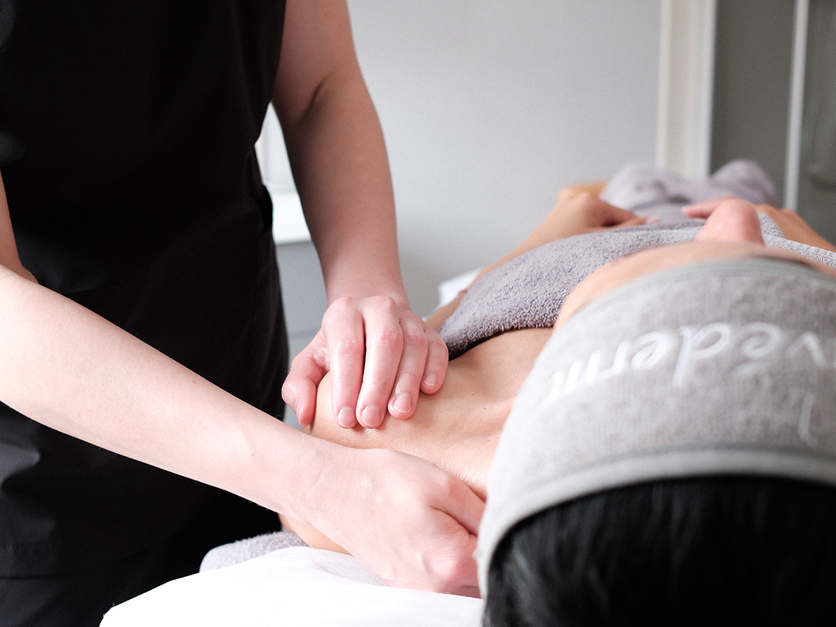 Rūpīga kakla un dekoltē zonas kopšana, kas uzlabo ādas tonusu, veicina asinsriti un sniedz dziļu relaksāciju.