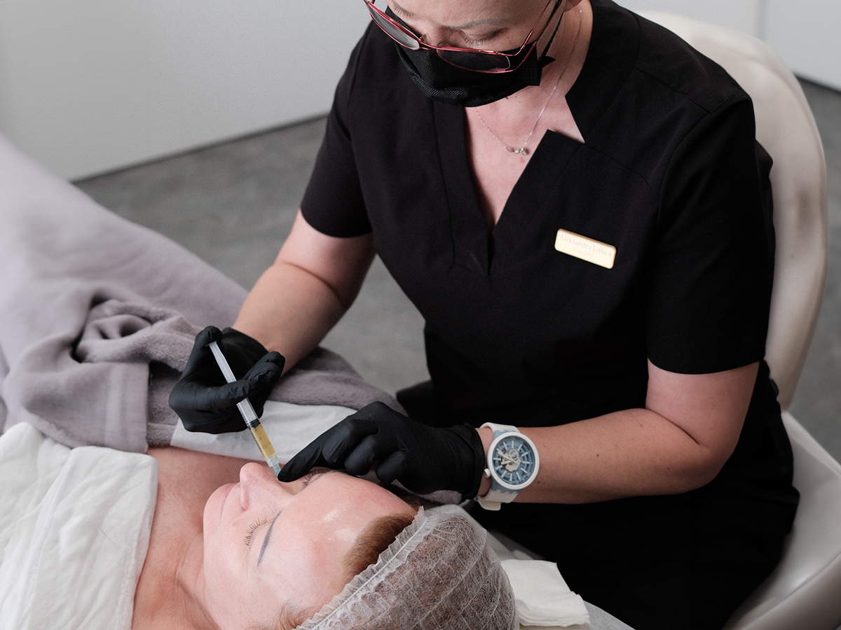 Pieredzējis speciālists veic precīzu estētisko injekciju procedūru, nodrošinot dabisku rezultātu un maksimālu pacienta komfortu. Procedūra tiek veikta sterilos apstākļos, izmantojot augstas kvalitātes preparātus.