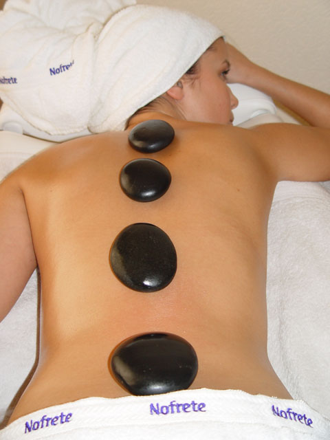 Akmens masāža (masāža ar akmeņiem)