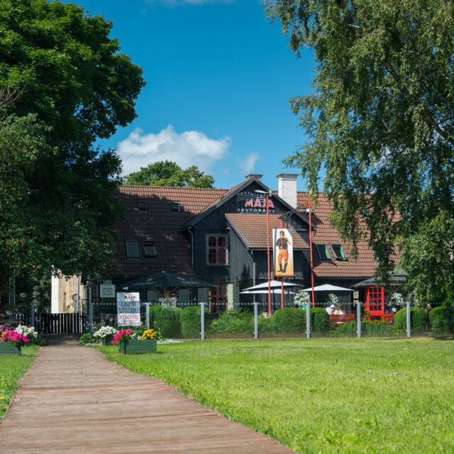 Pastnieka māja atrodas gleznainā vietā ar sakoptu apkārtni, radot patīkamu atmosfēru viesiem.