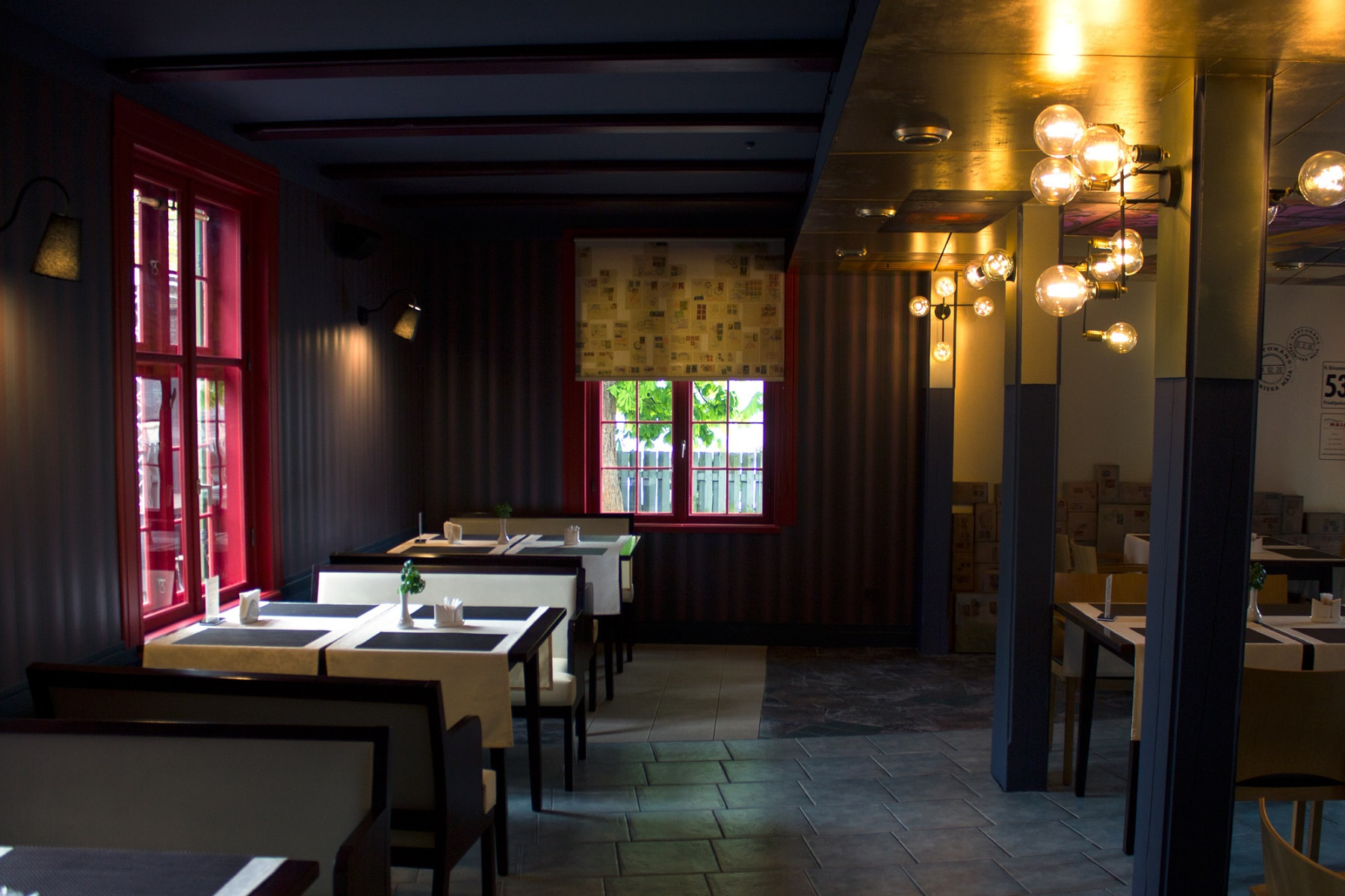 Pastnieka mājas interjers apvieno siltu apgaismojumu un mierpilnu noskaņu komfortablai atpūtai.