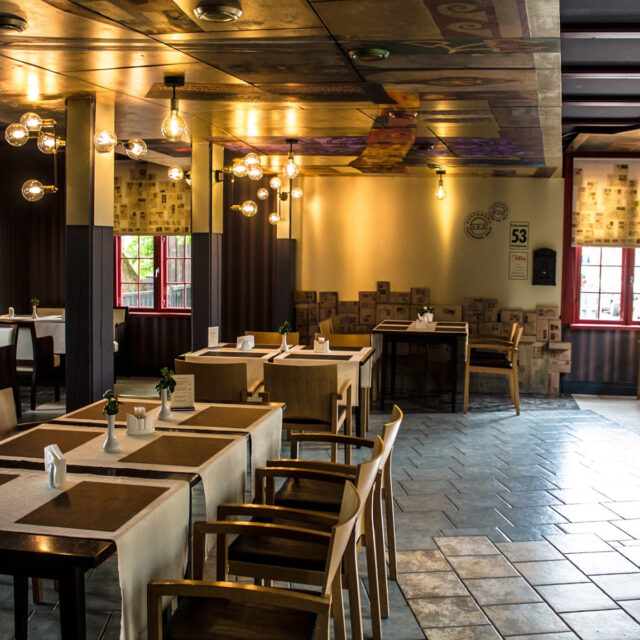 Restorāna Pastnieka māja interjers piedāvā mājīgu un elegantu vidi mierīgām maltītēm un svinīgiem vakariem.