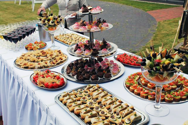 Pastnieka māja piedāvā profesionālu banketu galdu klājumu svinībām un īpašiem pasākumiem.