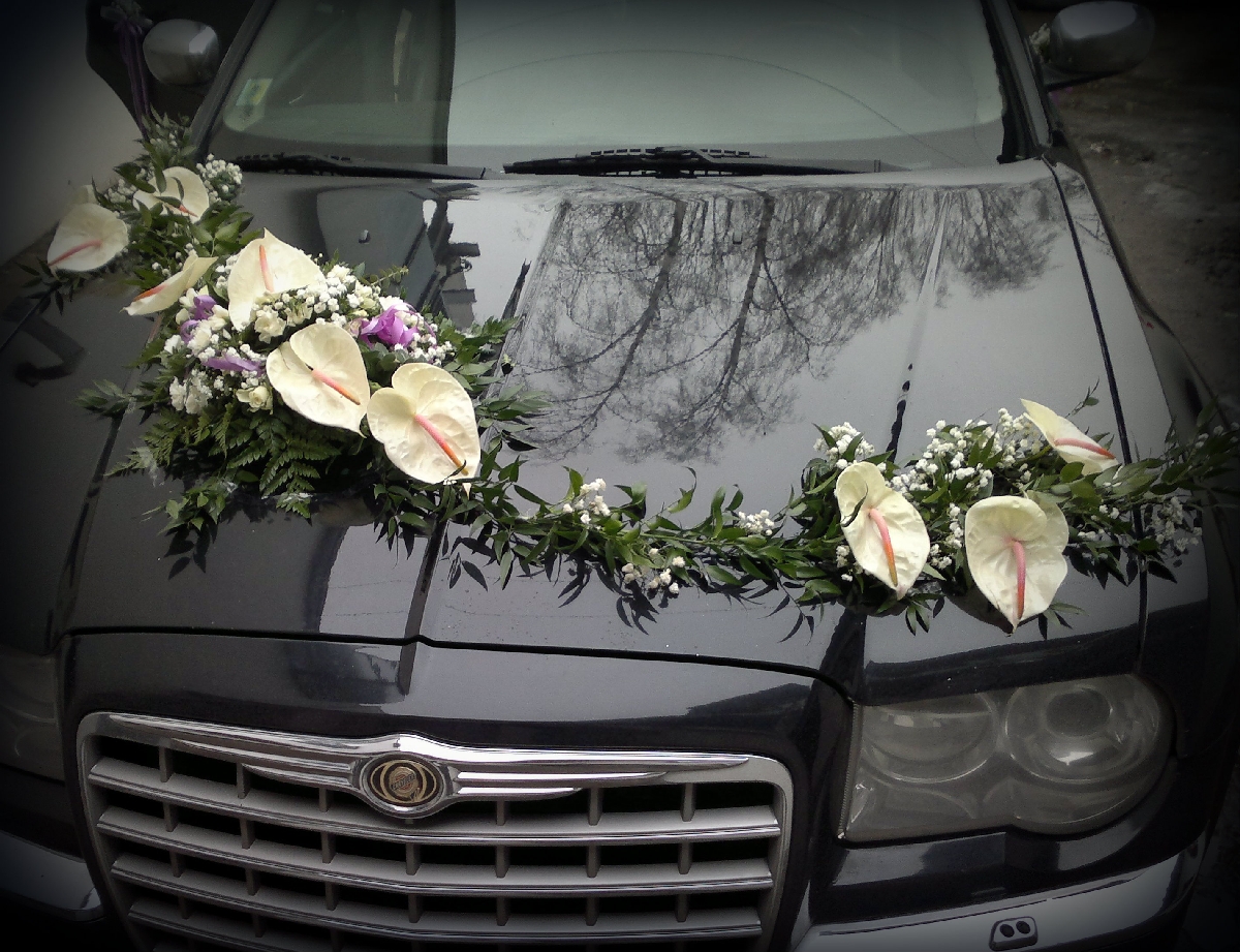 Auto pušķošana ar ziedu vītnēm Jelgavā