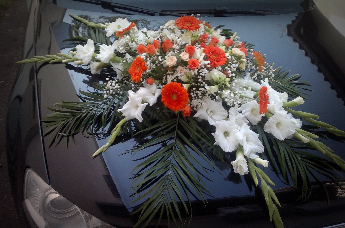 Ziedu pušķi auto rotāšanai Jelgavā