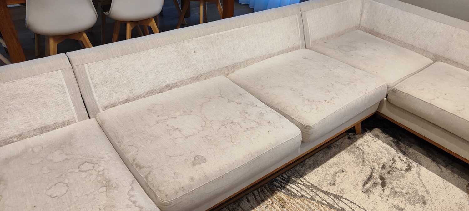 Dīvānu ķimiskā tīrīšana