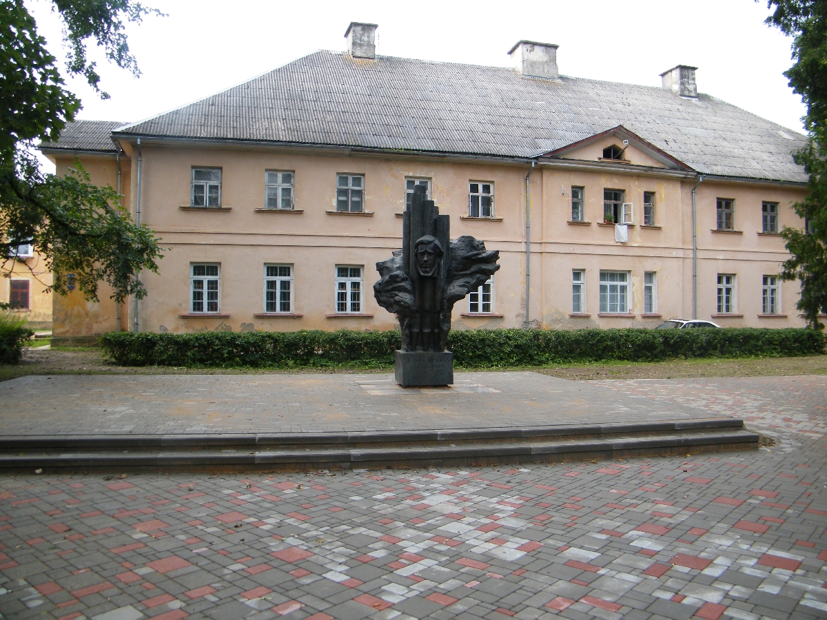 Bruģakmens ieklāšana Talsos