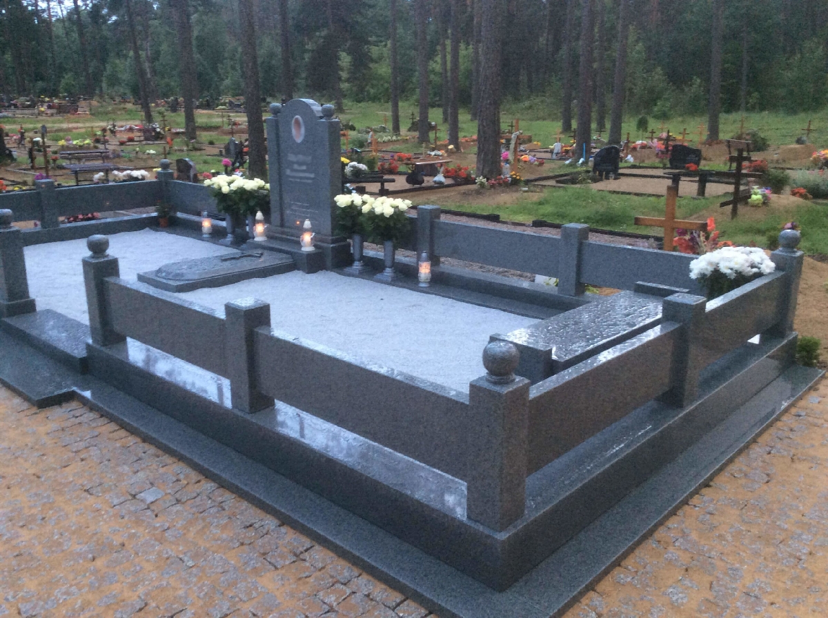 Granīta akmens kapu piemineklis un apmale