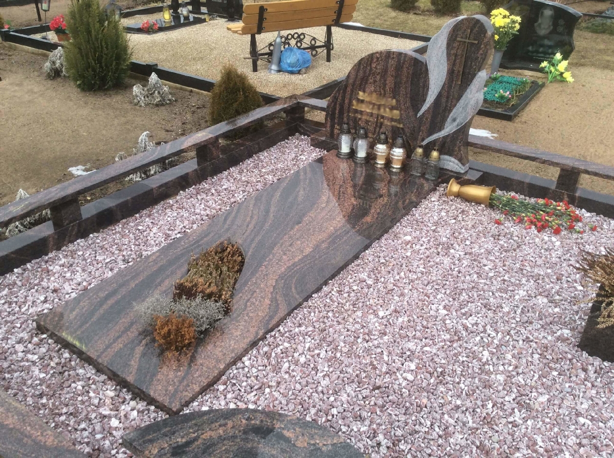 Granīta akmens kapu piemineklis un apmale