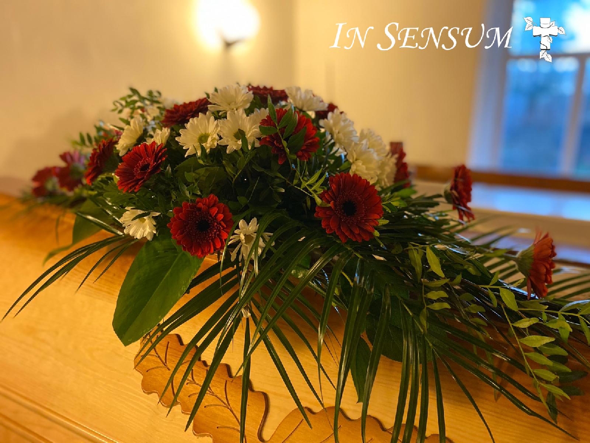 Vainagi un sēru pušķi, ziedi