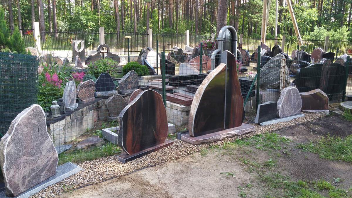 Pieminekļi un gravēšana