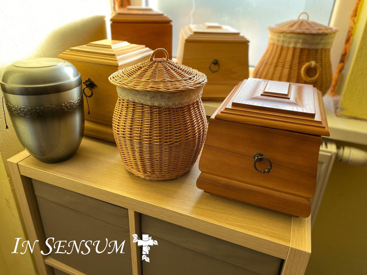 Zārki, urnas, apģērbs