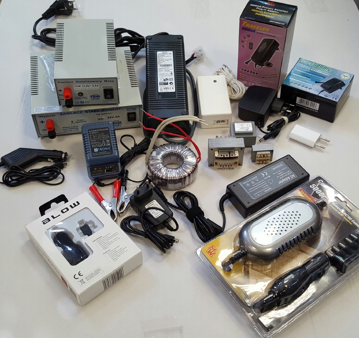 Barošanas bloki, strāvas pārveidotāji, transformātori, adapteri, ladētāji