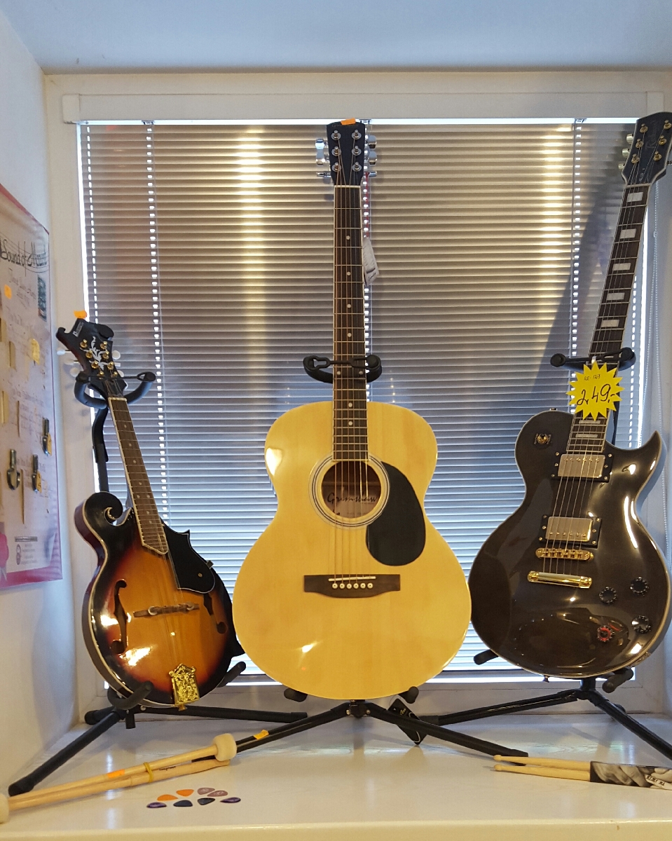 Mūzikas instrumenti, ģitāras, stīgas, bungas, bungu vālītes, mediatori, ģitāru jostas,sintezātori, perkusijas,futrāļi, nošupultis, statīvi, mikrofoni, tumbas, ģitaru pastiprinātāji