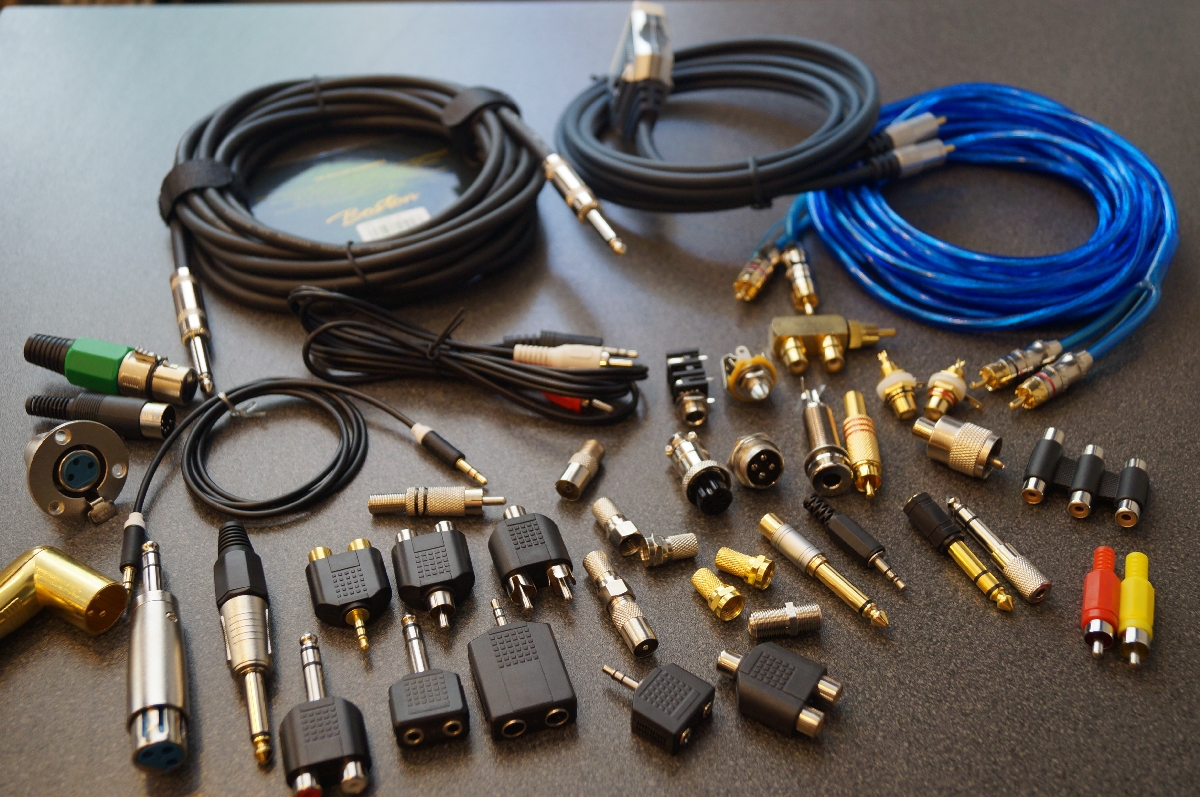 Vadi, kabeļi, audiovadi, spraudņi, konektori, štekeri, ligzdas, pārejas, adapteri, komponentes, savienojumi