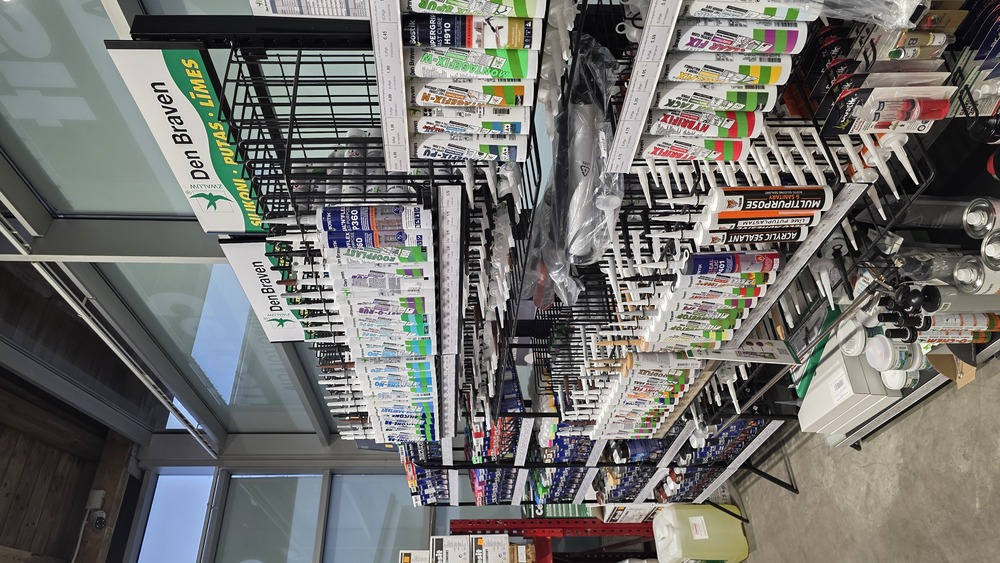 DenBraven un Bostik hermētiķu stends Profcentrs veikalā