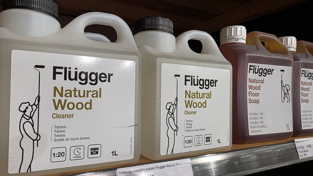 Flugger koka virsmu tīrīšanas līdzekļu stends Profcentrs veikalā