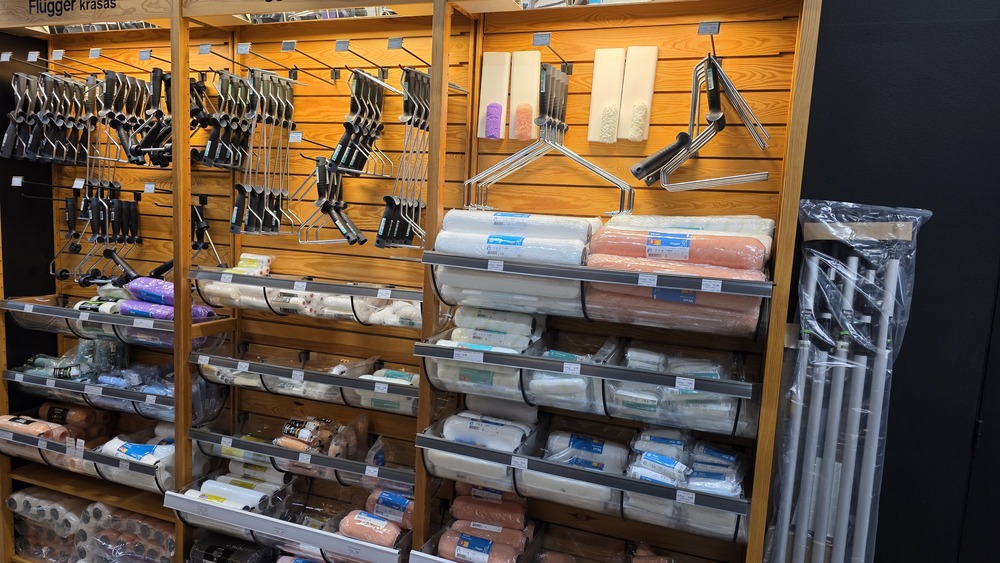 Flugger krāsotāju ruļļu stends Profcentrs veikalā