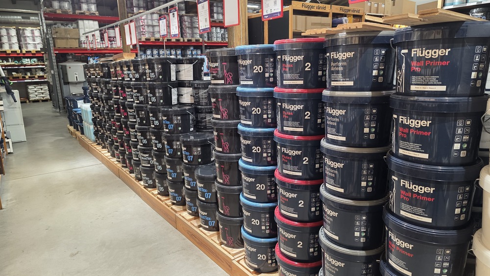 Flugger krāsu stends Profcentrs veikalā