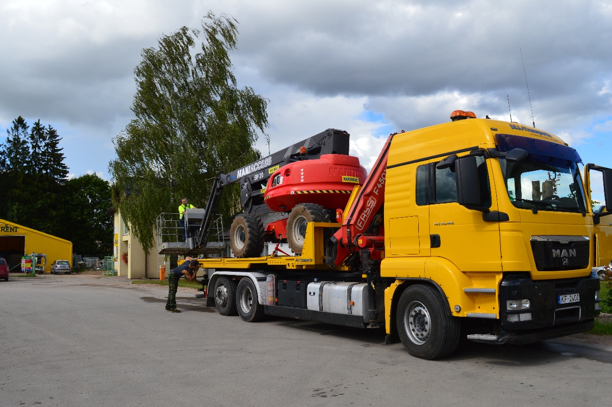 Kravas auto ar manipulatoru 