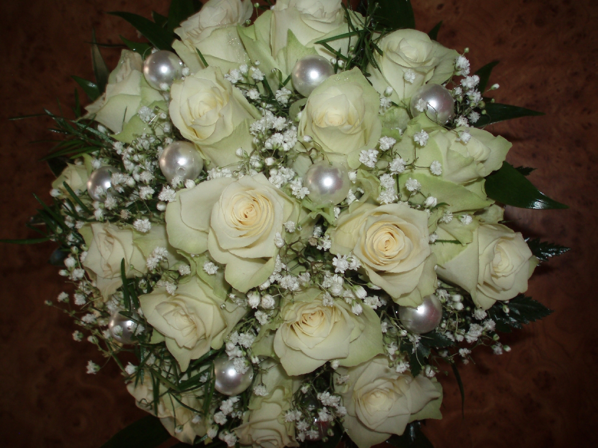 Balti ziedu pušķi Talsos