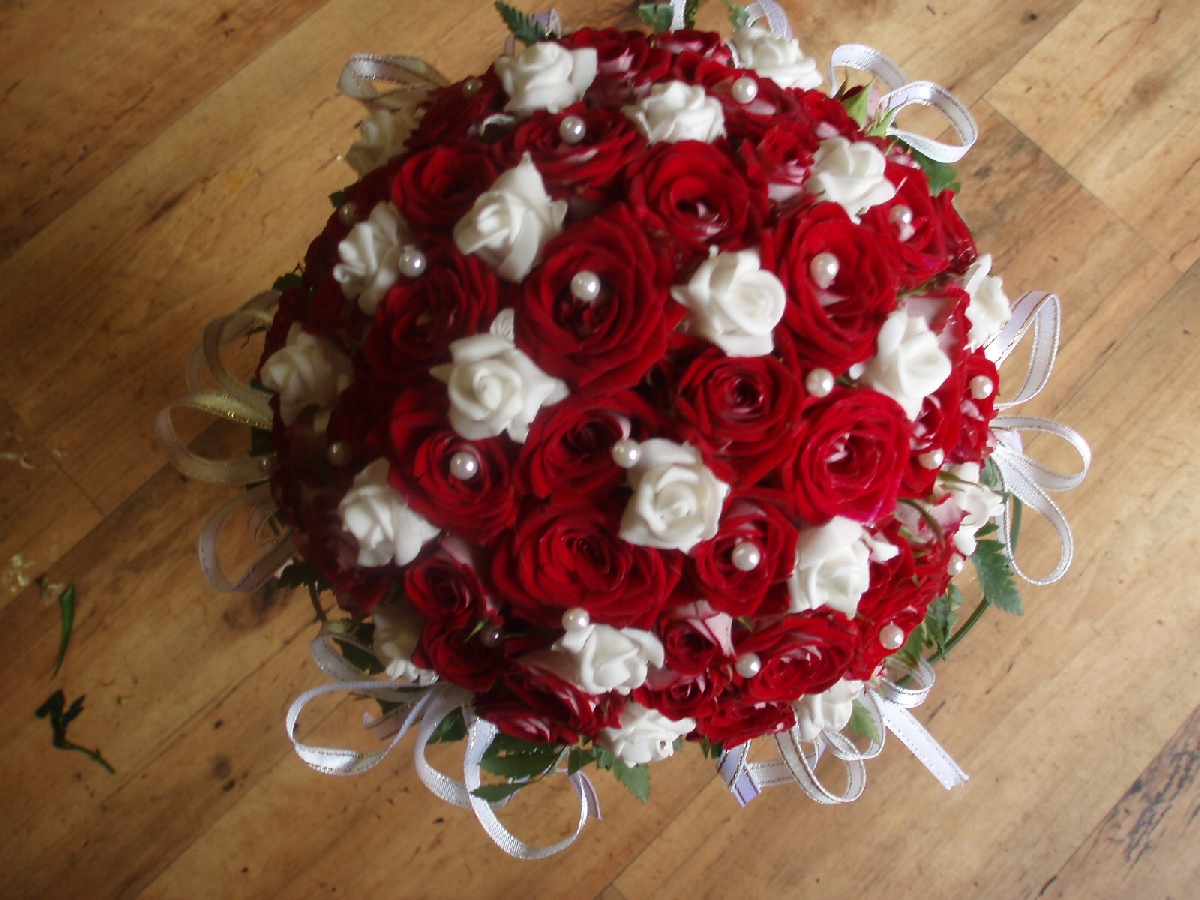 Pērlītes, lentes ziedu pušķiem