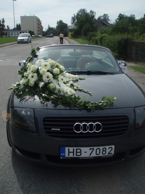 Svinīgi ziedu paušķi auto rotām