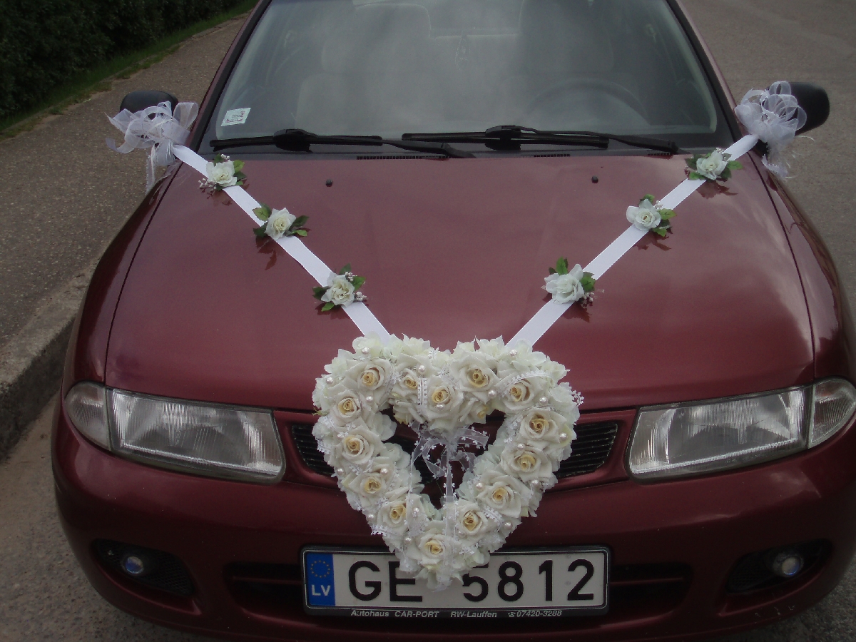 Sirsniņveida ziedu pušķi auto rotāšanai