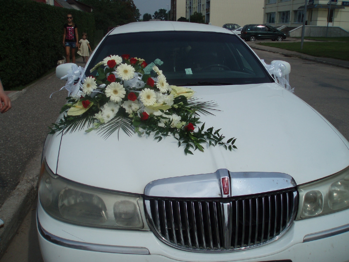 Balti ziedu pušķi auto noformēšanai