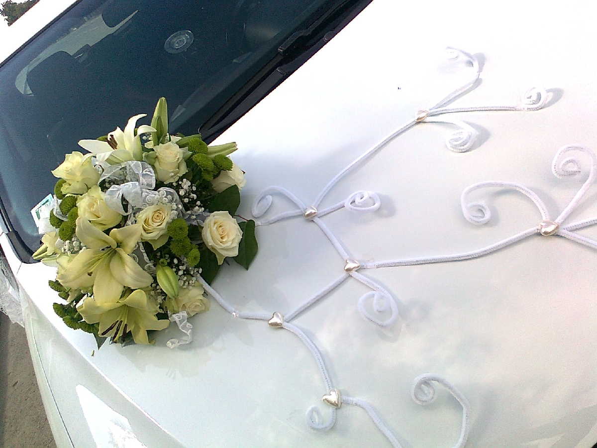 Grezni ziedu rotājumi auto