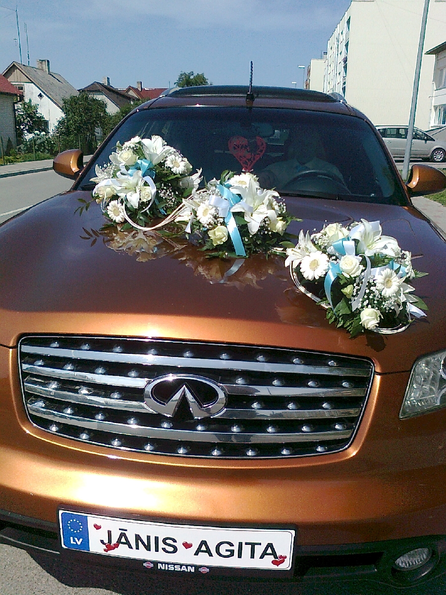 Ziedu kompozīcijas auto rotāšanai Talsos