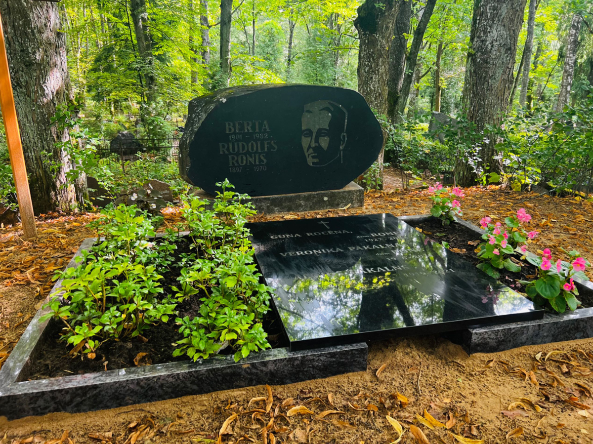 Granīta pieminekļi