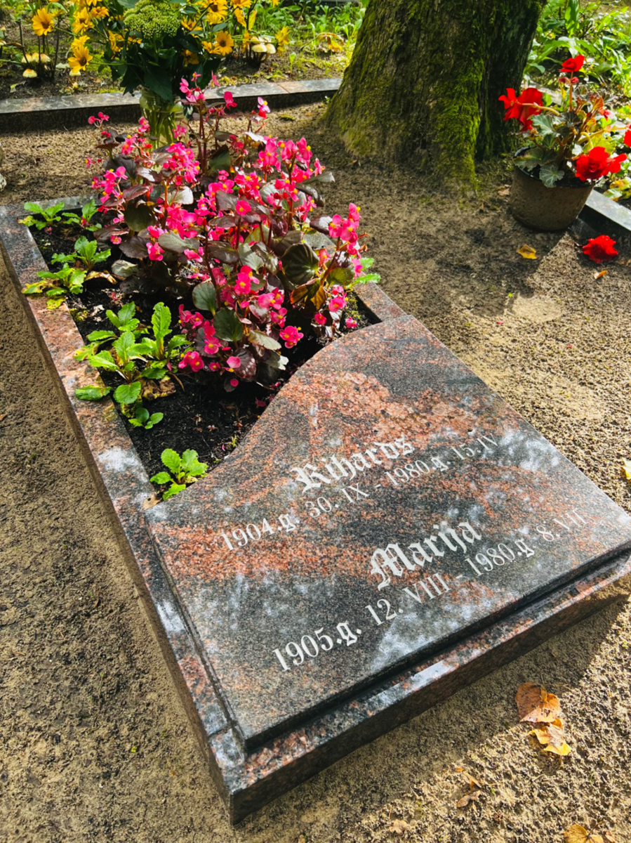 pieminekļi no granīta