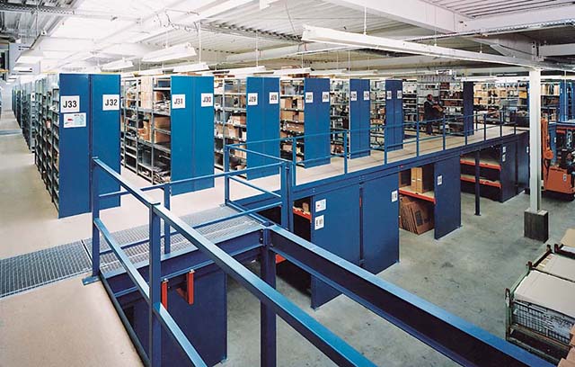 Metāla plaukti, noliktavu plaukti, arhīvu plaukti, Rīga, Latvia