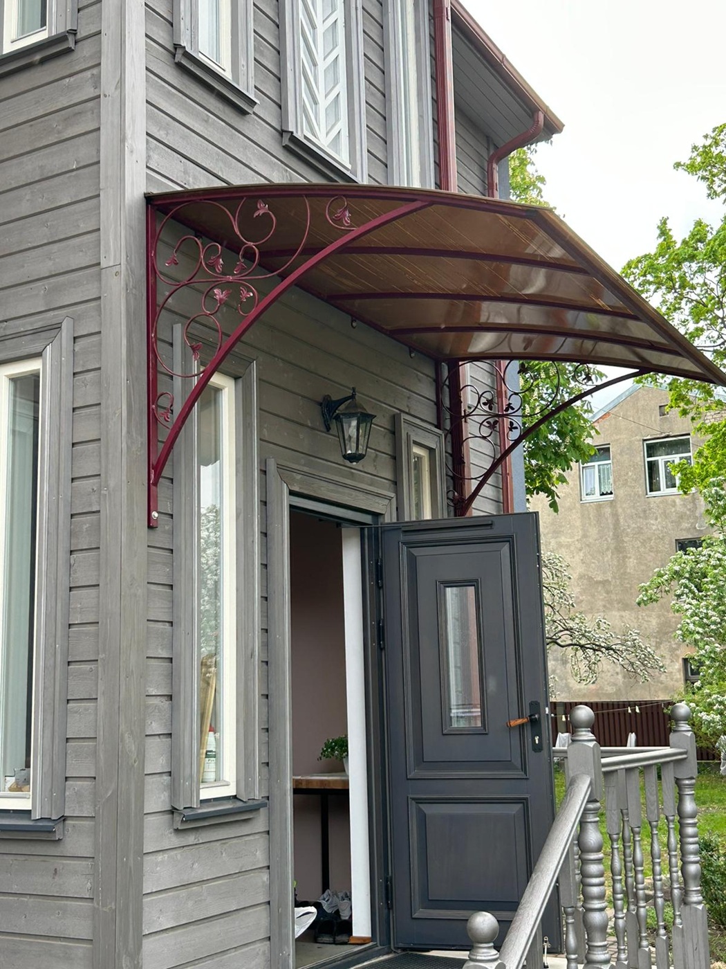 Jumtiņi virs durvīm