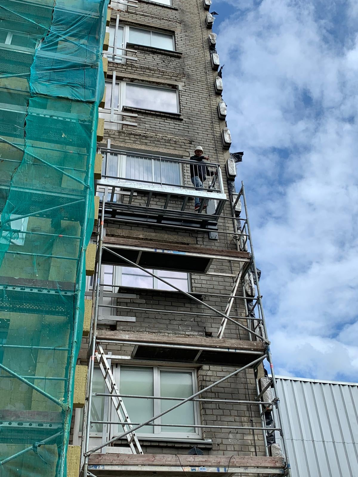 Daudzdzīvokļu ēkas balkonu renovācija