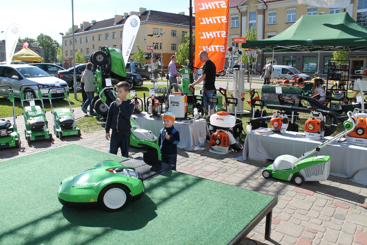 Elektriskie zāles pļāvēji, benzīna zāles pļāvēji, zāliena pļaušanas roboti