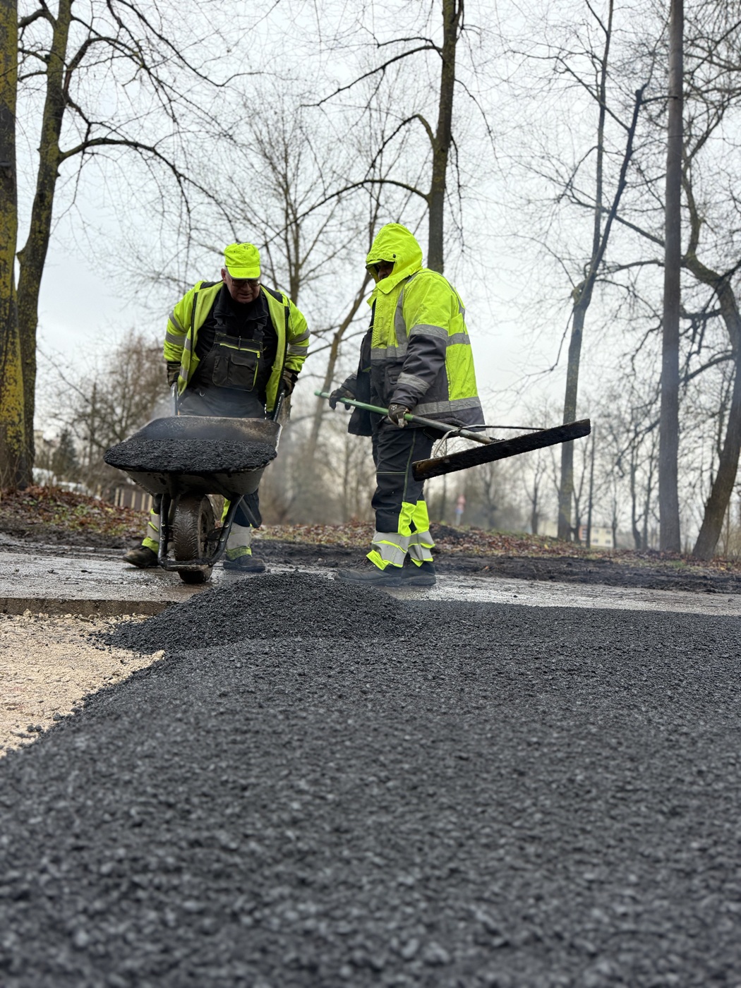 Bedrīšu remonts ar pilno tehnoloģiju, izmantojot karstā asfaltbetona maisījumu