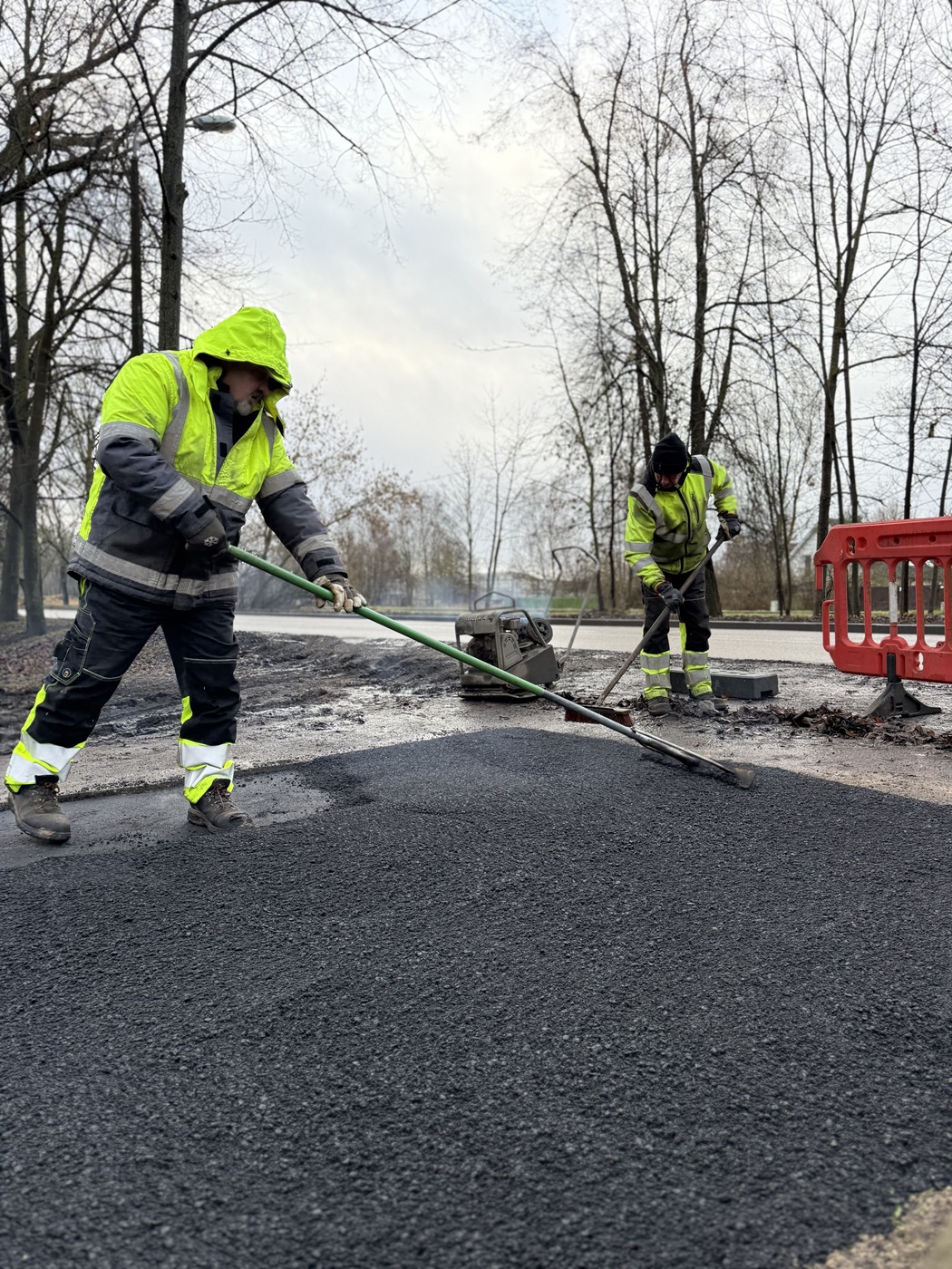 Bedrīšu remonts ar pilno tehnoloģiju, izmantojot karstā asfaltbetona maisījumu