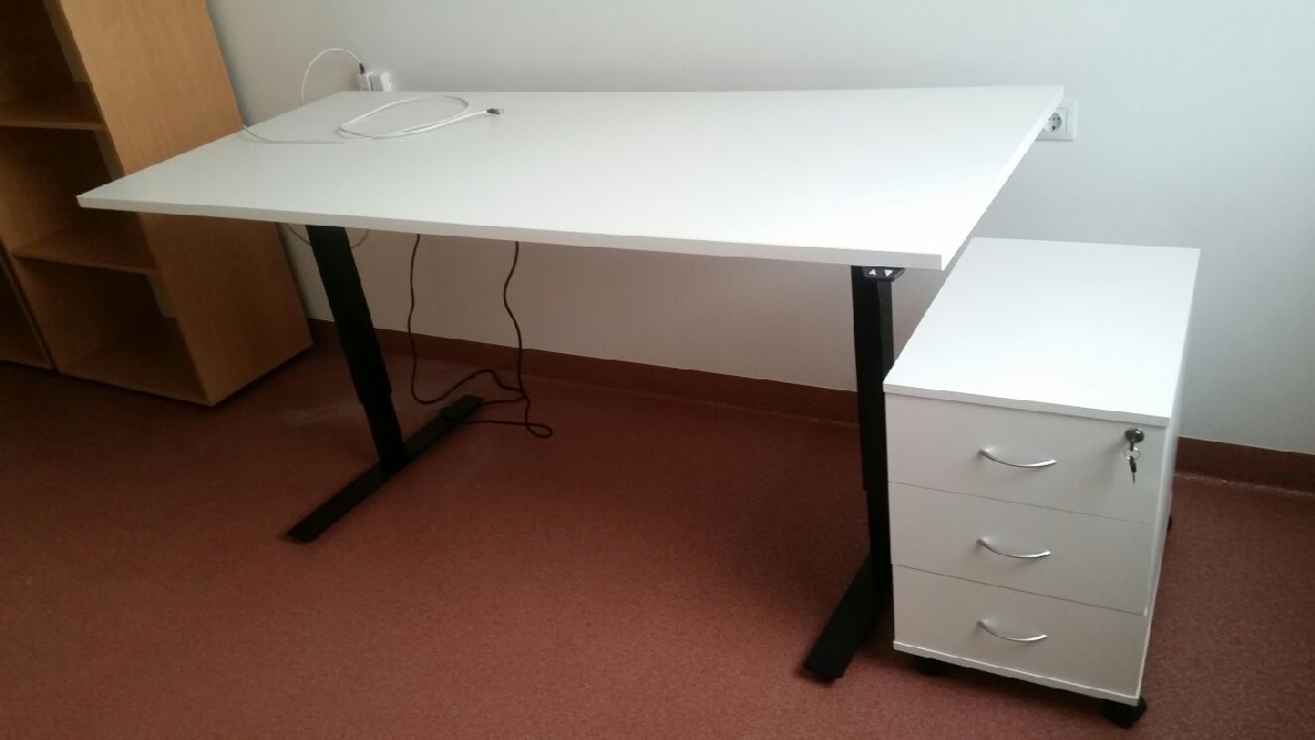 Elektriski regulejams galds