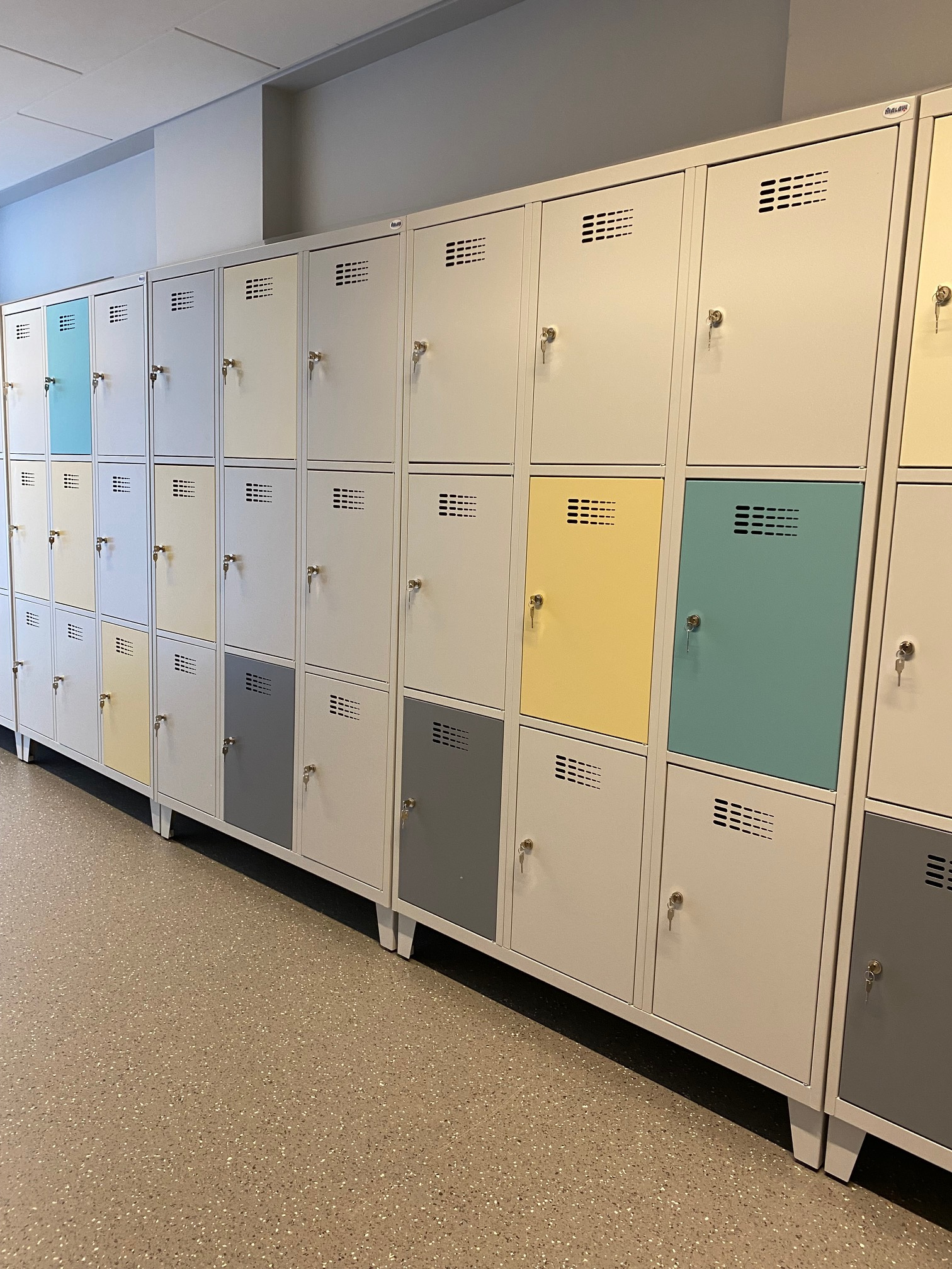 metāla skapji mantu glabātuves